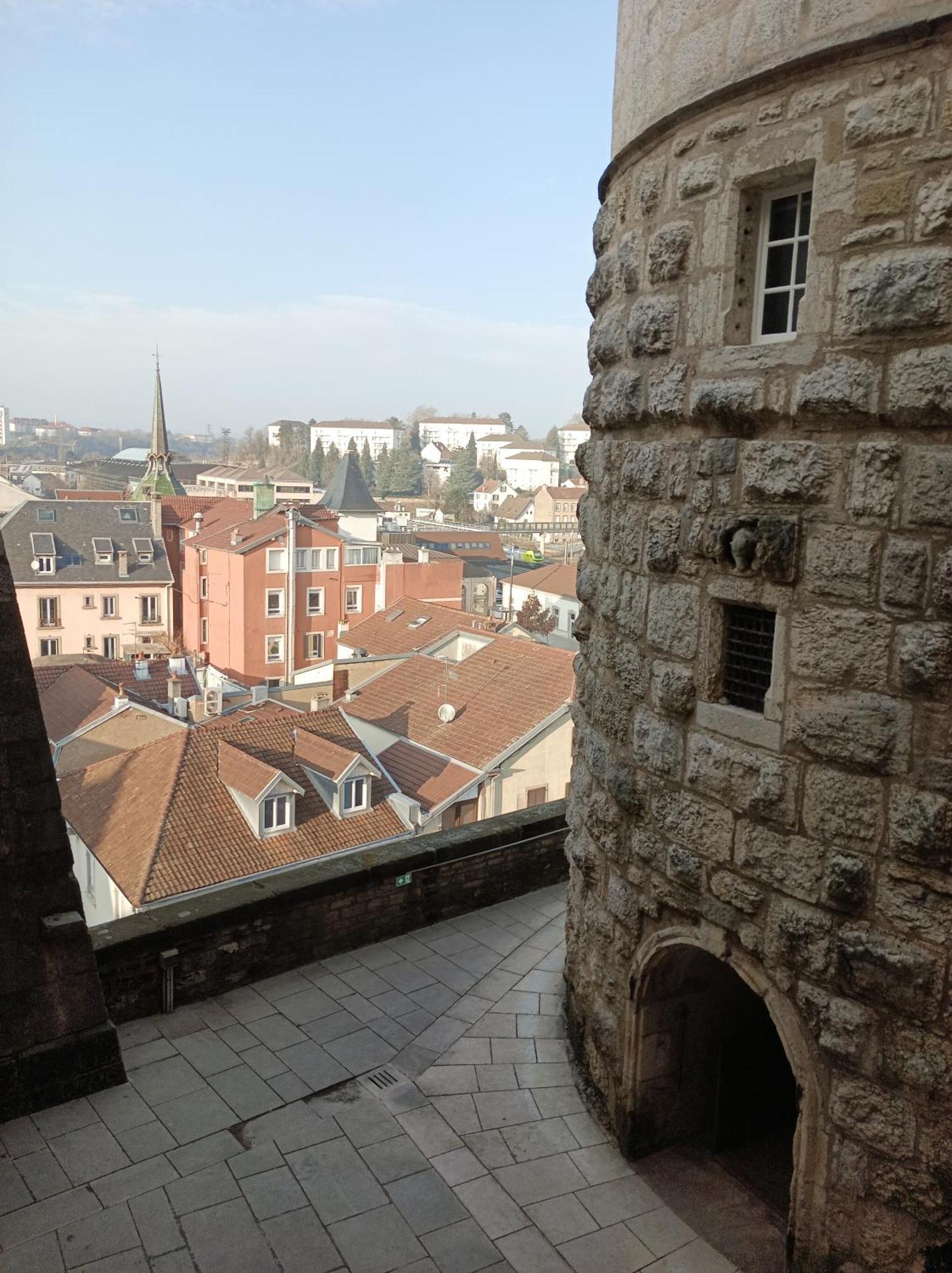 Le Chateau Apartment